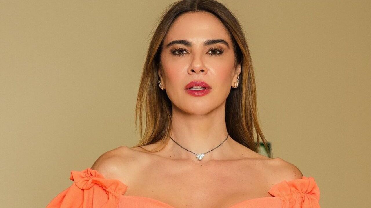 De biquíni de correntes, Luciana Gimenez ostenta corpaço ‘rasgado’ na varanda e impressiona
