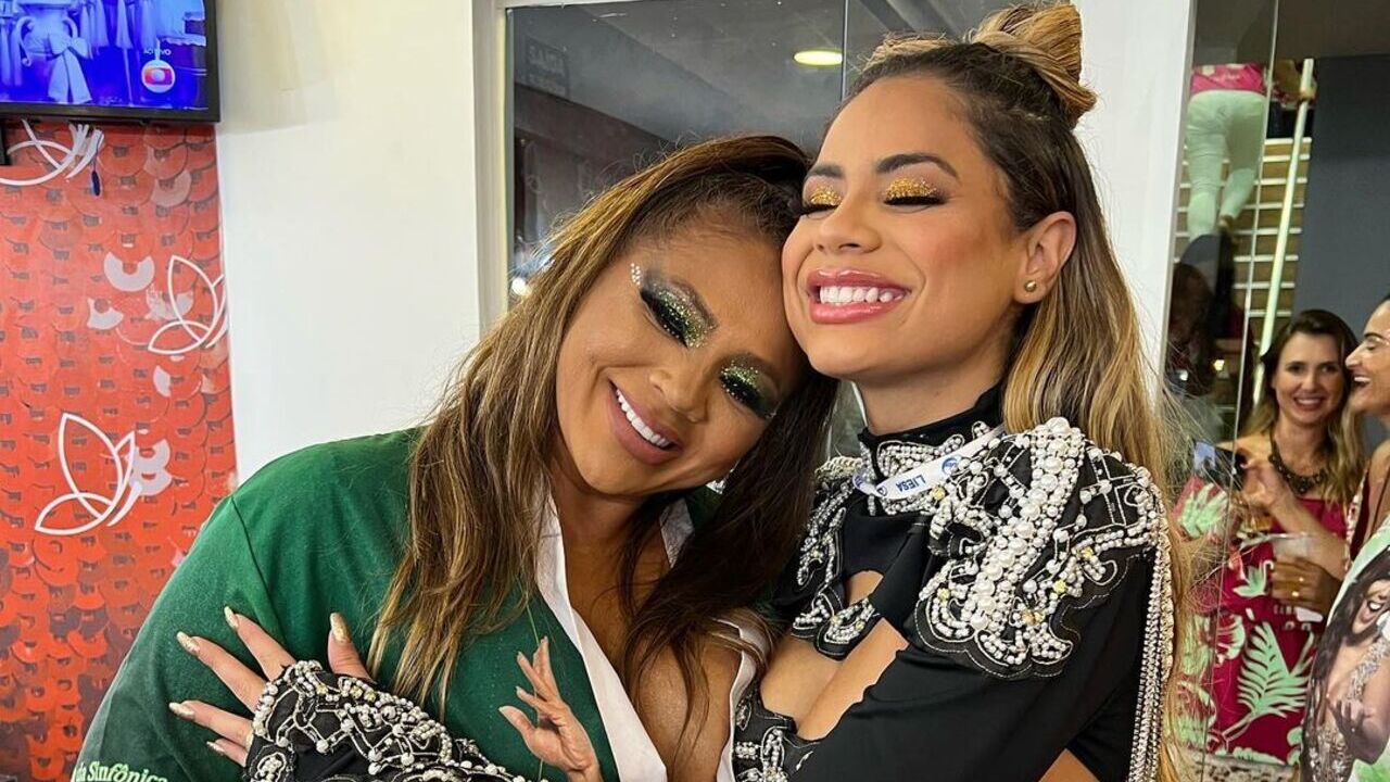 Mãe de Lexa rouba a cena na Sapucaí com look ousado e cantora celebra: ”Brilha minha rainha”