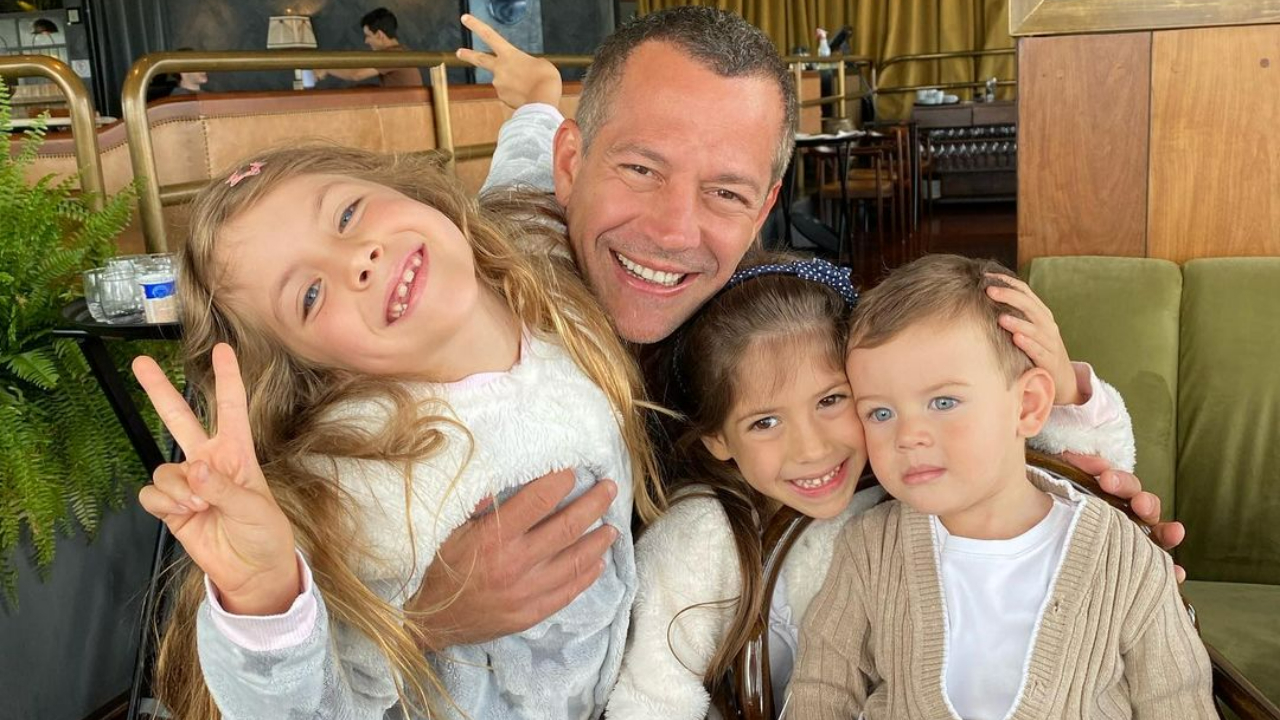 Malvino Salvador surge coladinho com os filhos e deixa fãs encantados: ”Família linda!”