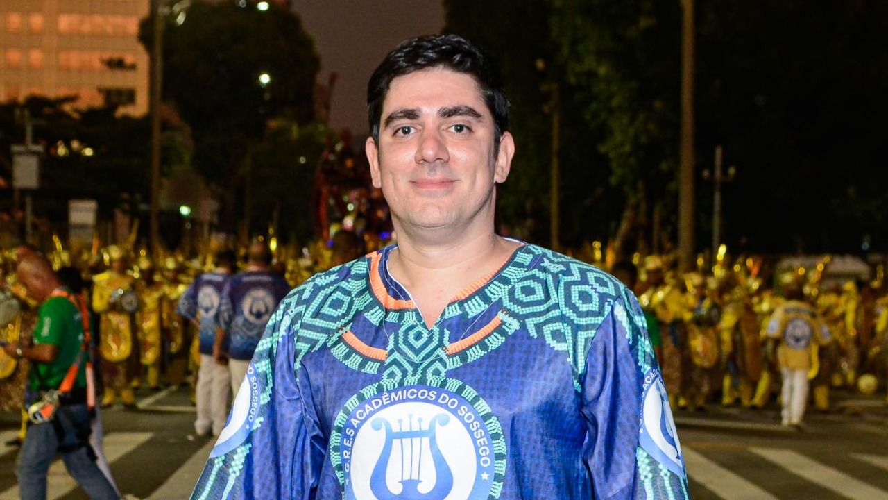 Marcelo Adnet mostra samba no pé e se emociona em desfile de Carnaval na Sapucaí: ”Chorando de alegria”