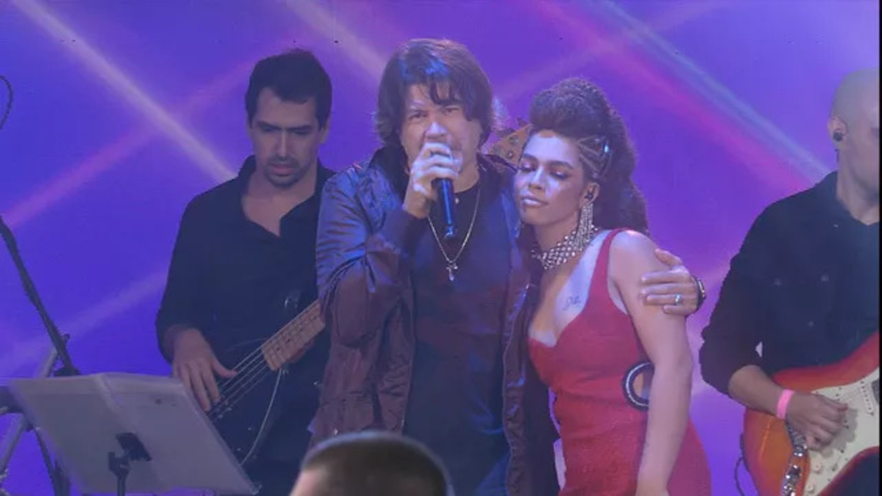 Paulo Ricardo e Maria se juntam no palco da grande final do BBB 22