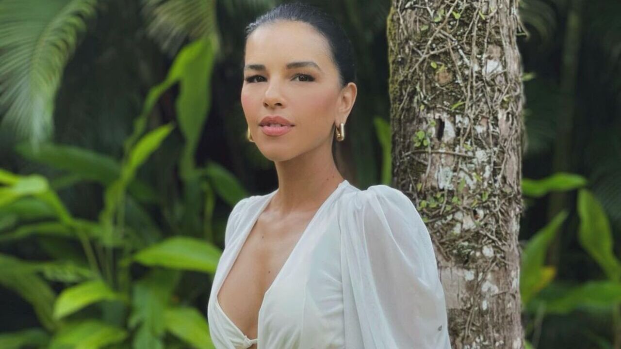 De biquíni, Mariana Rios ostenta corpaço sequinho em passeio de barco em Miami