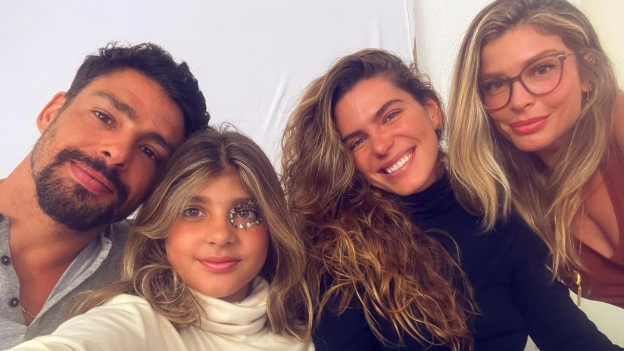 Mariana Goldfarb surge ao lado da ex de Cauã Reymond, Grazi Massafera, e da filha do casal, Sofia