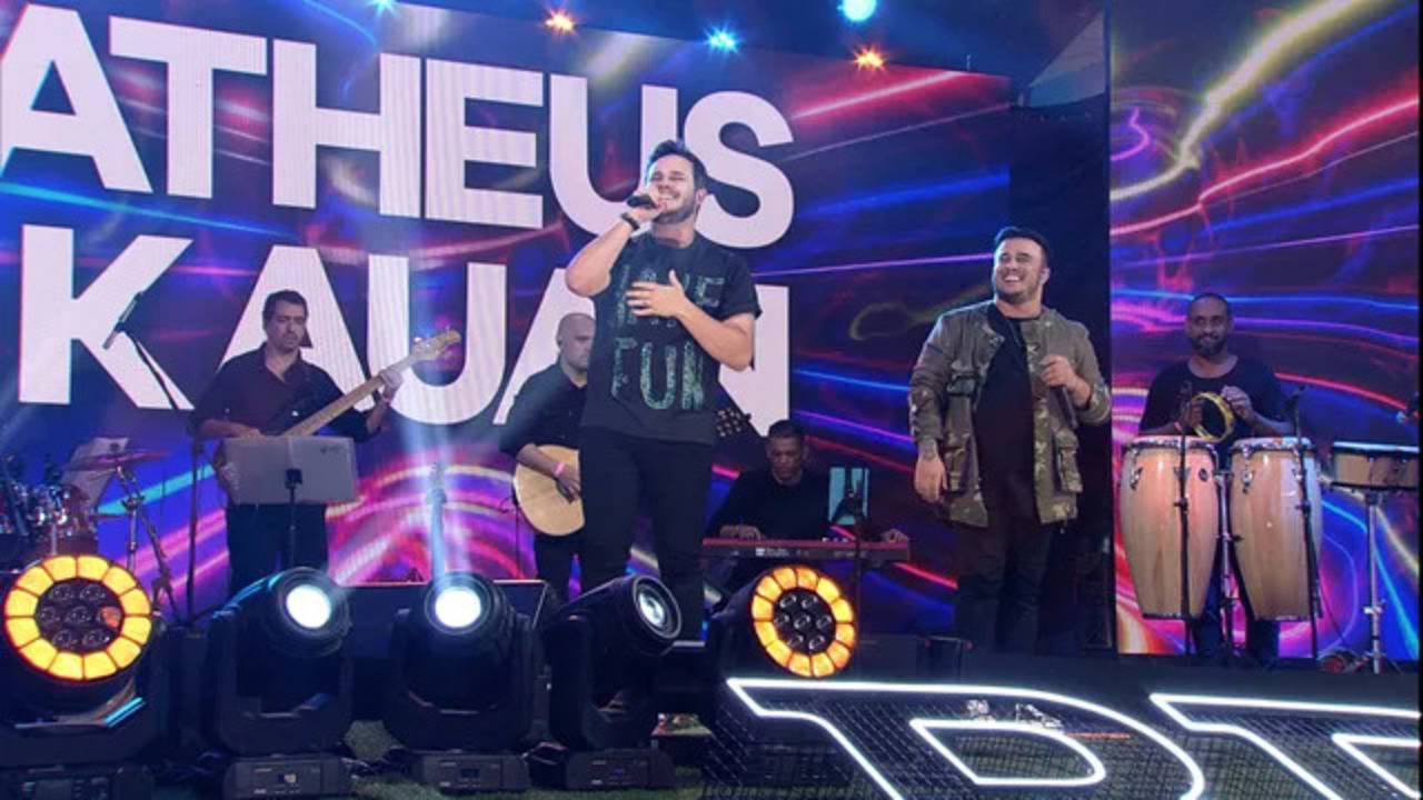 Dupla Matheus e Kauan sobe ao palco da final do BBB 22 e performa com Naiara Azevedo