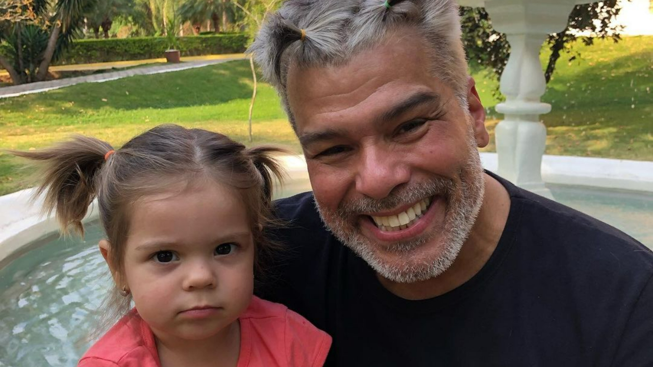 Maurício Mattar encanta web ao surgir coladinho com a filha, Ilha, em momento divertido: ”Que lindos!”