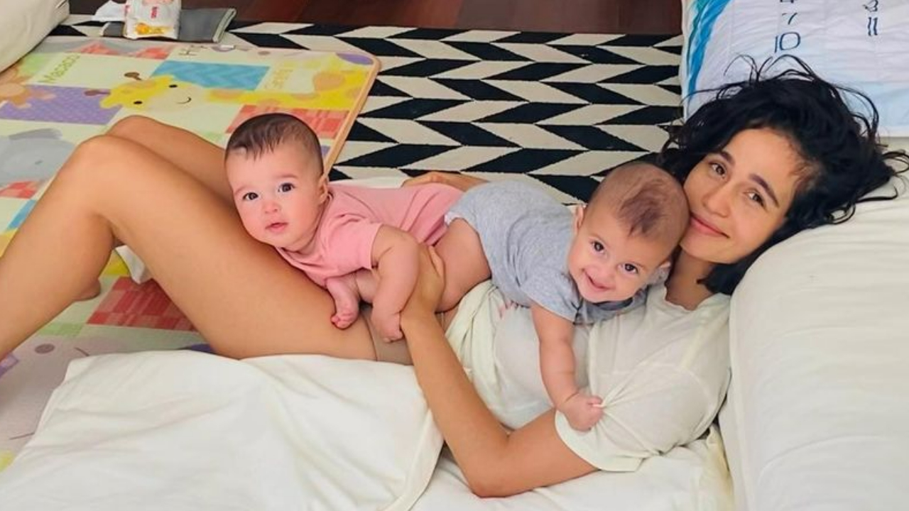Nanda Costa surge agarradinha com as filhas, Kim e Tiê, em clique encantador: ”Protagonistas da minha vida”