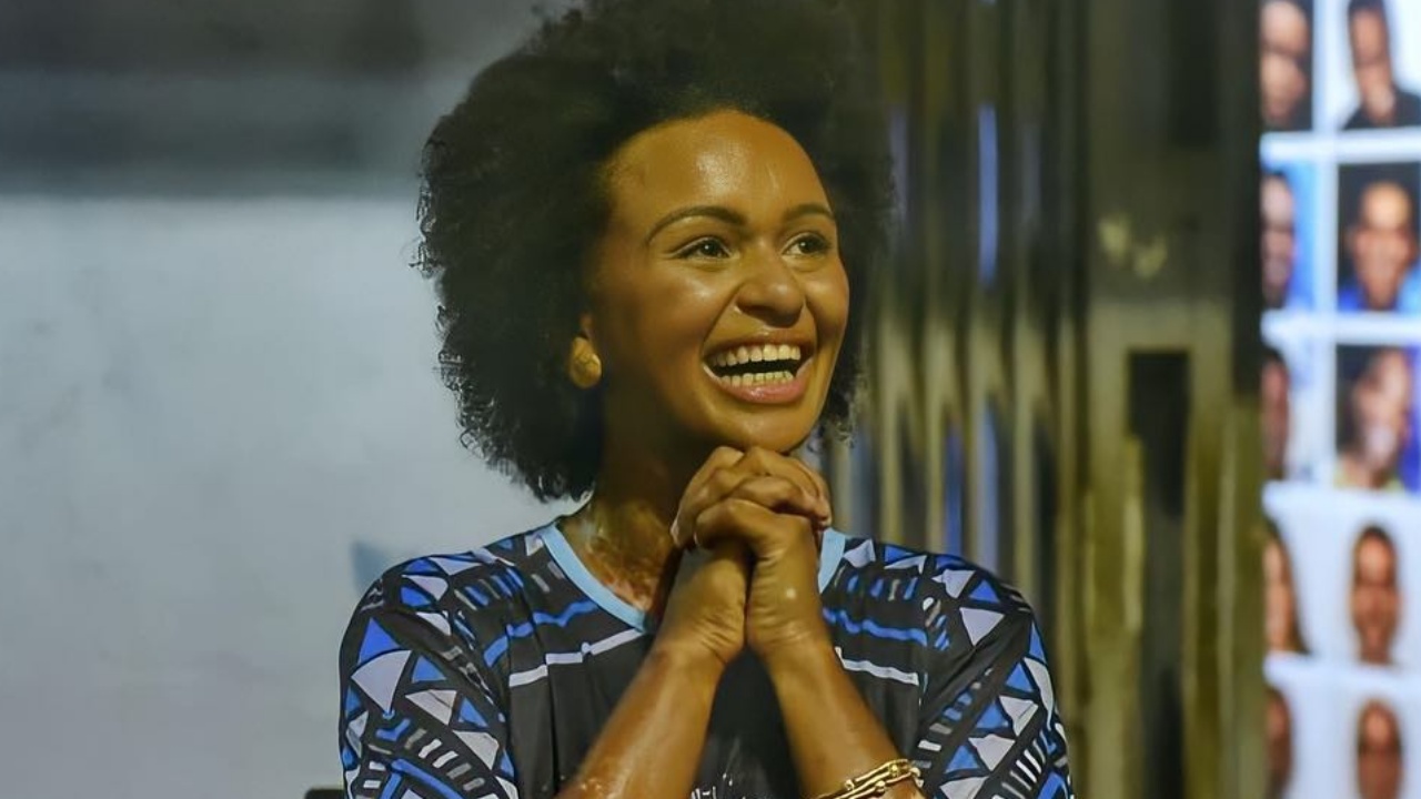 Ex-BBB Natália Deodato visita barracão da Beija-Flor