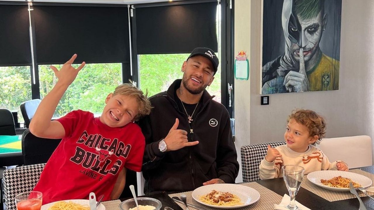 Neymar encanta a web com clique ao lado de Davi Lucca e Valentin