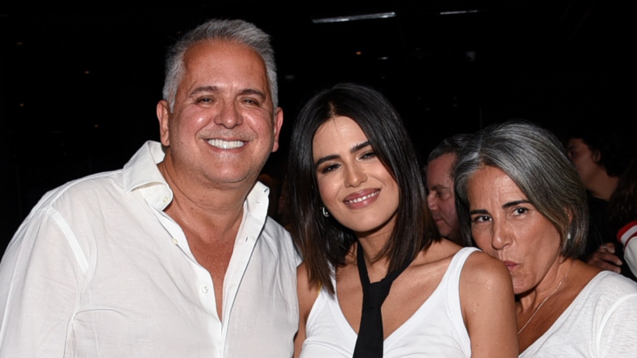 Gloria Pires e Orlando Morais trocam beijos em show da filha Antonia Morais