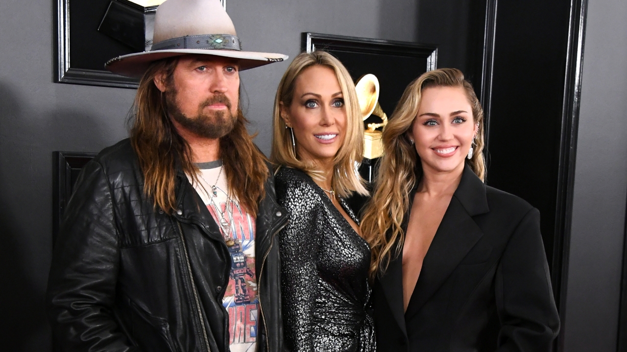 Mãe de Miley Cyrus entra com pedido de divórcio de Billy Ray após 30 anos de casamento