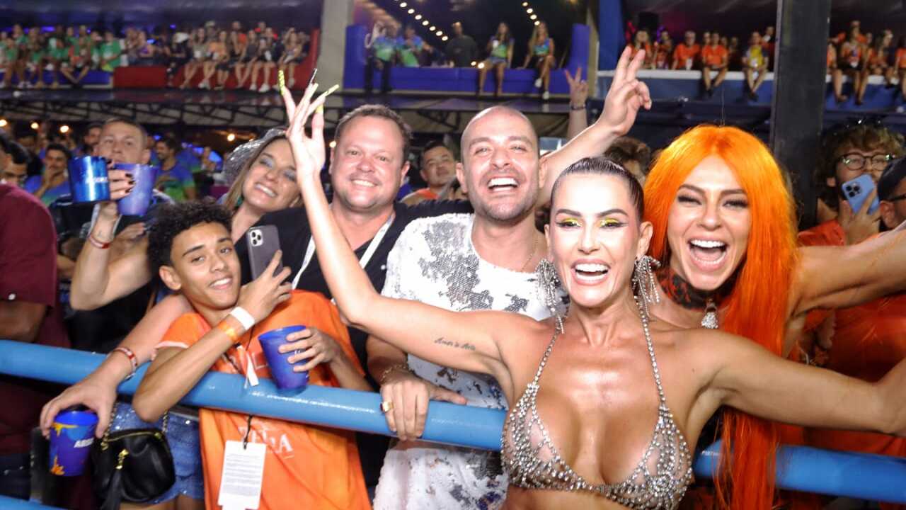 Durante desfile, Deborah Secco e Paolla Oliveira se encontram e trocam abraço