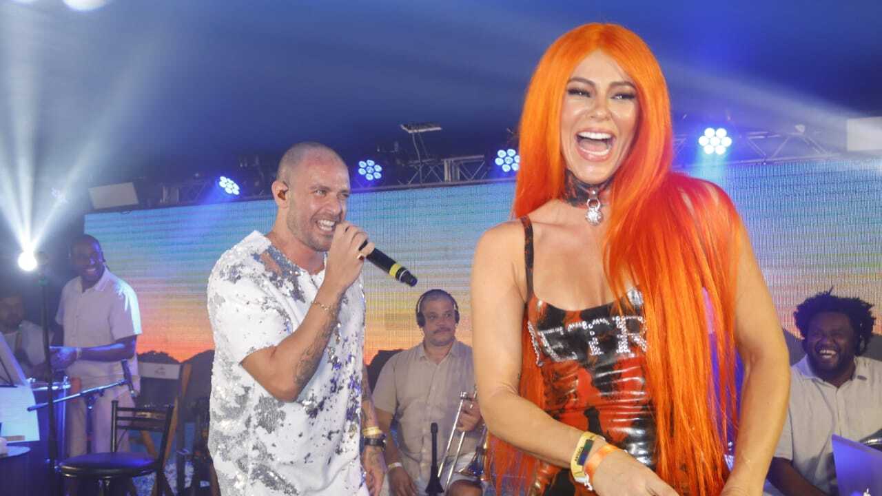 Paolla Oliveira esbanja estilo com uma peruca laranja e beija Diogo Nogueria na Sapucaí