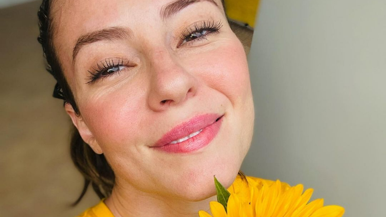 Paolla Oliveira surge combinando look com lindo girassol: ”Um domingo florido”