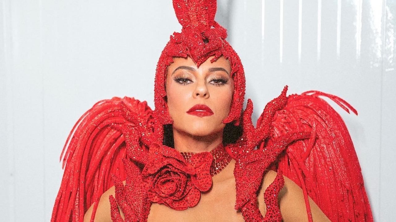 De Pombagira, Paolla Oliveira celebra desfile da Grande Rio e recebe carinho de Diogo Nogueira