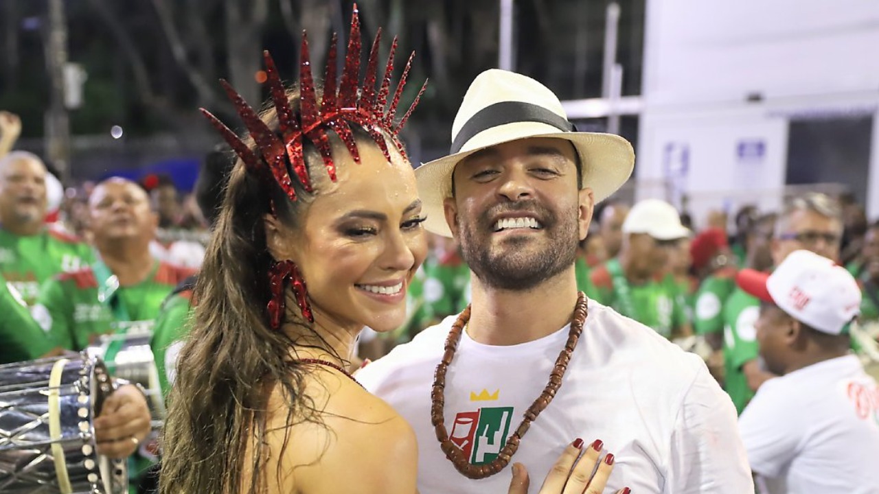 Com look ousado, Paolla Oliveira é acompanhada por Diogo Nogueira em ensaio da Grande Rio