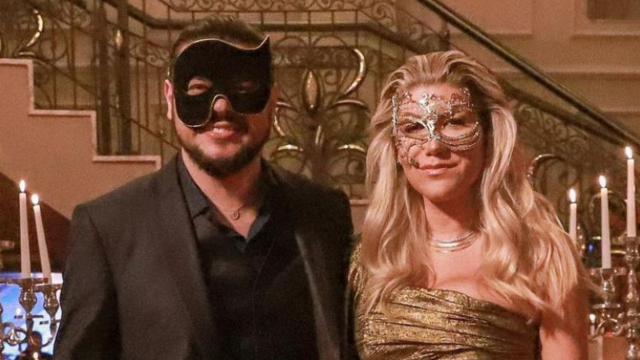 Paula Vaccari, esposa do sertanejo Cristiano, celebra aniversário com baile de máscaras elegante
