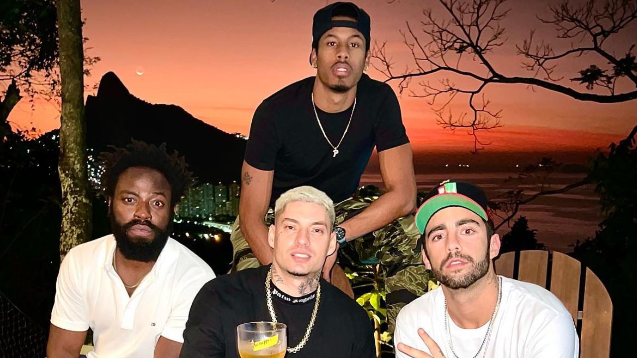 Pedro Scooby surge com Paulo André, Douglas Silva e Filipe Ret: ”Amizade de milhões”