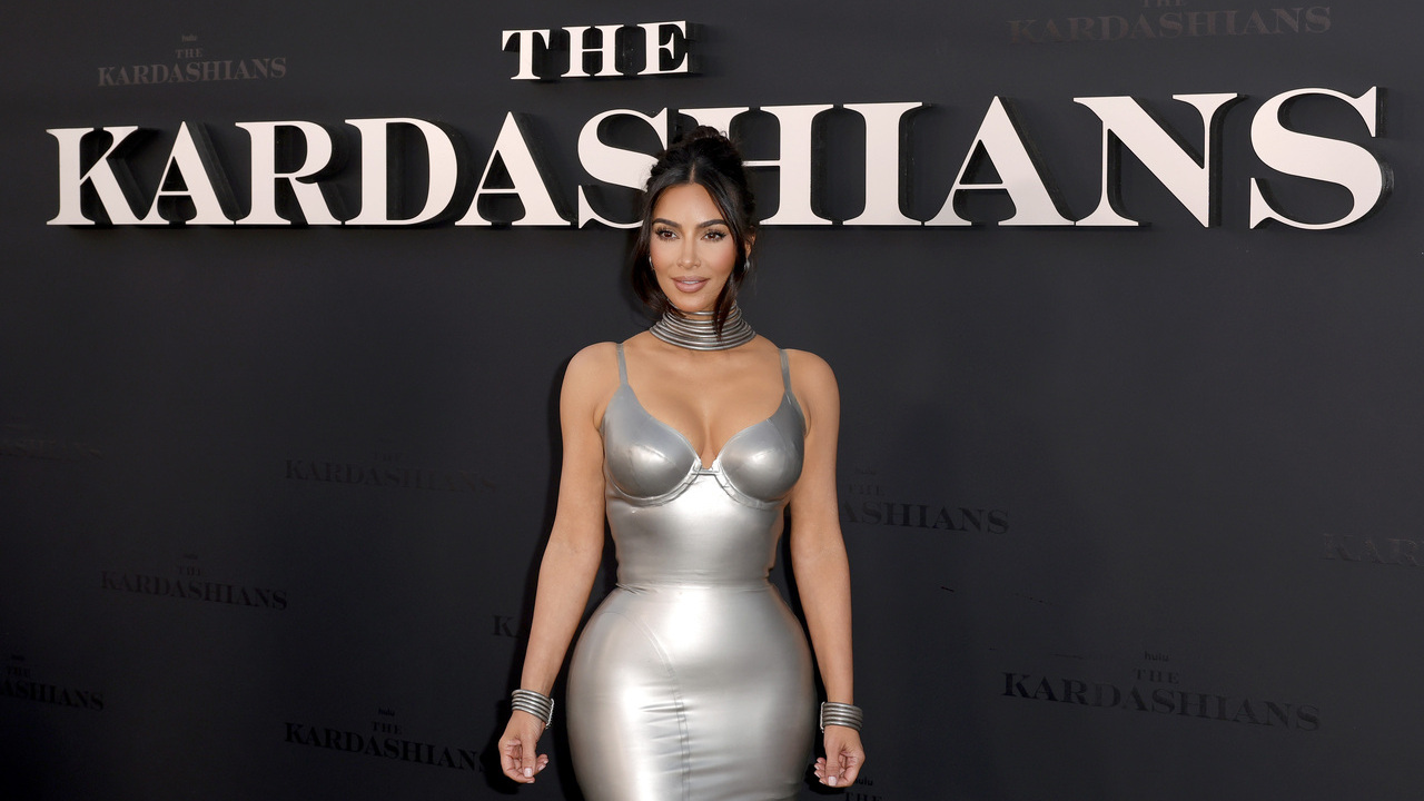 Kim Kardashian publica mais fotos da premiere de “The Kardashians” e comemora duas semanas da estreia da série