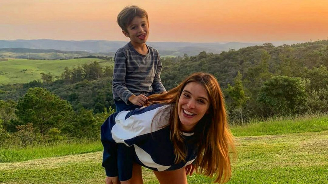 Rafa Brites esbanja alegria ao surgir se divertindo com o filho mais velho, Rocco