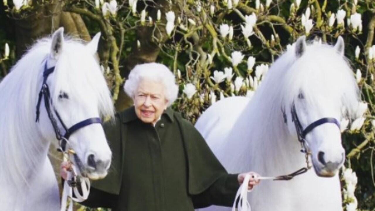 Na véspera de seu aniversário, Rainha Elizabeth II posa em nova foto