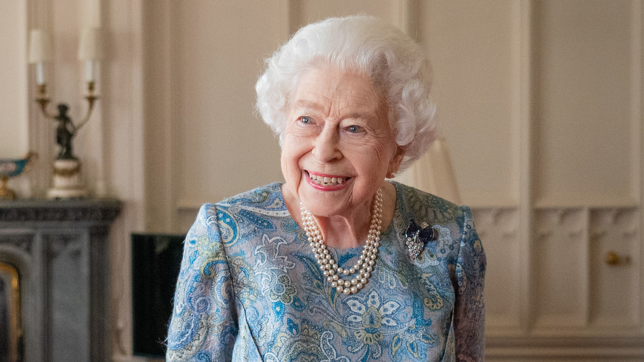Sorridente, a Rainha Elizabeth retoma seus trablhos reais após uma pausa no seu aniversário