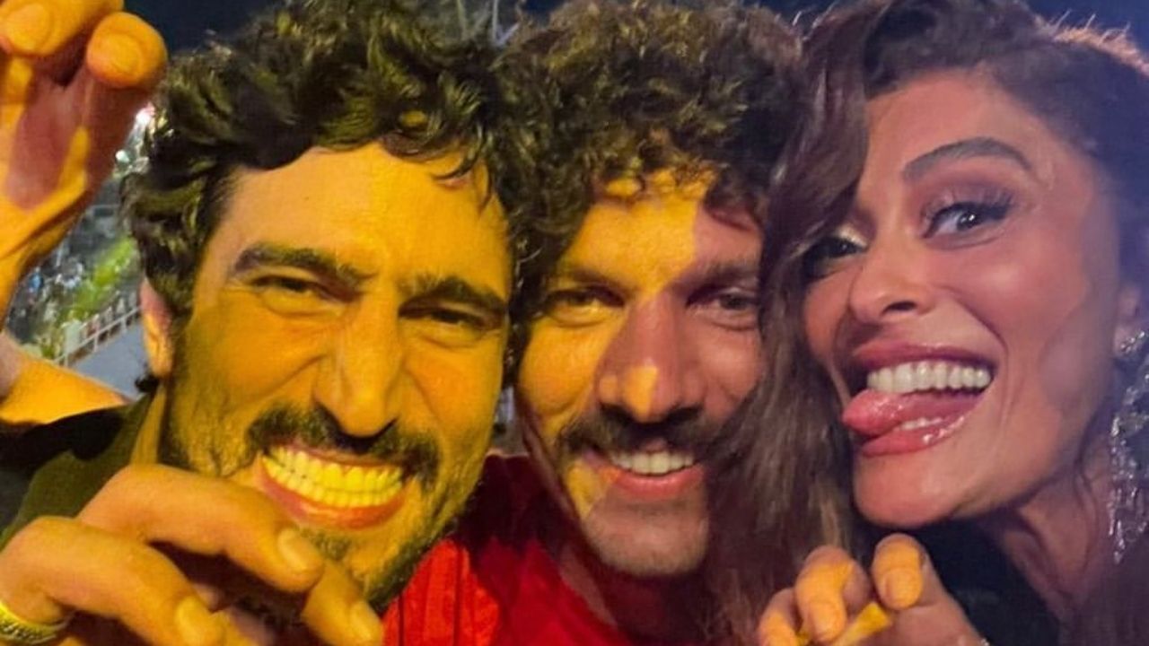 Juliana Paes, Renato Góes e Guito Show posam juntos na Sapucaí