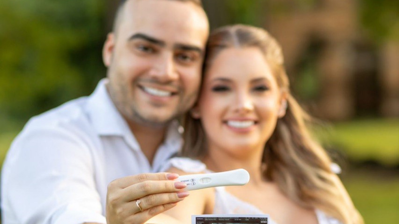 Clara Teixeira e Rey Costa anunciam primeira gravidez durante cerimônia de casamento