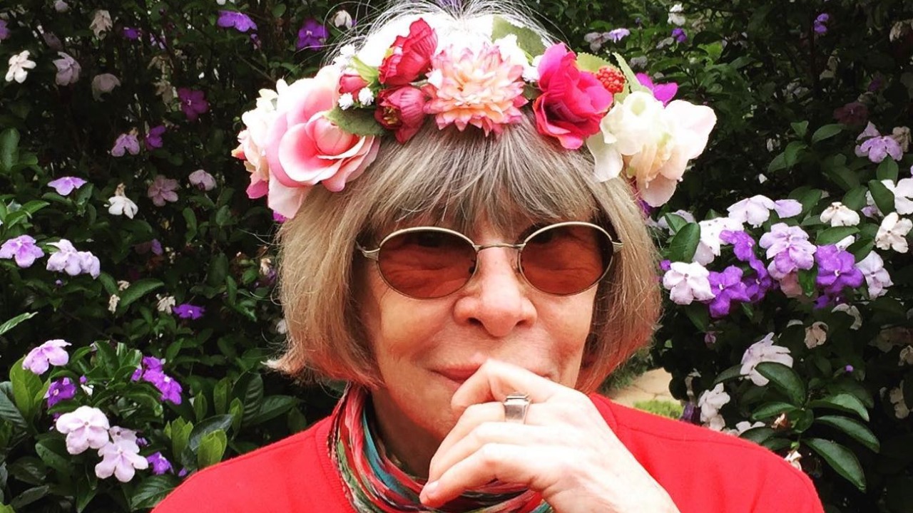 Aos 74 anos, Rita Lee está curada de câncer no pulmão e recebe homenagens de famosos