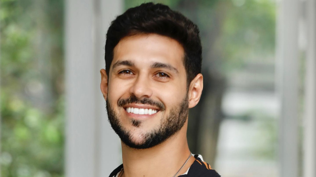 Ex-BBB Rodrigo Mussi mostra cicatriz na testa e afirma: “Marca do milagre”