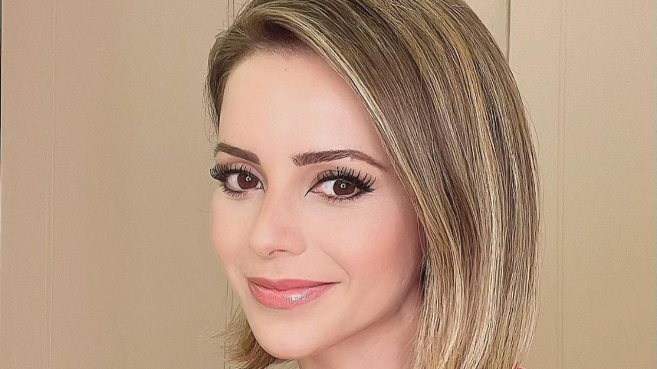 Sandy esbanja flexibilidade ao surgir fazendo yoga na companhia da sua gatinha