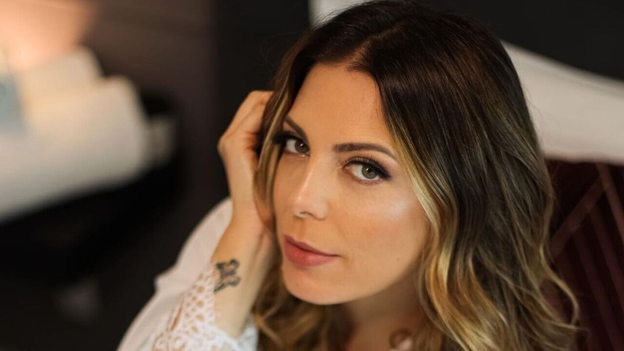 Sheila Mello encanta demais ao mostrar foto fofa da filha com pet: ”Meus amores”