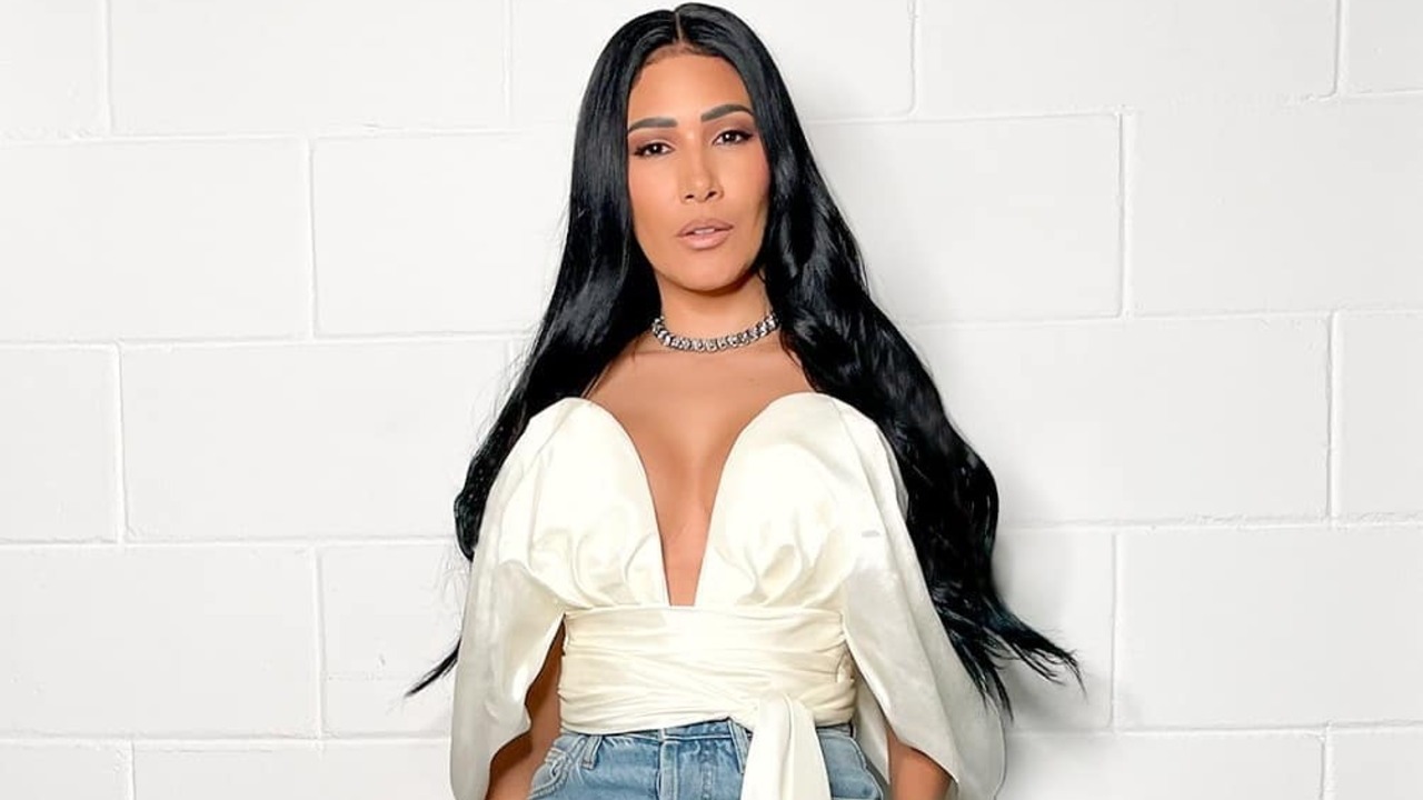 Só de calcinha e jaqueta aberta, Simaria surge arrasadora com look ousado