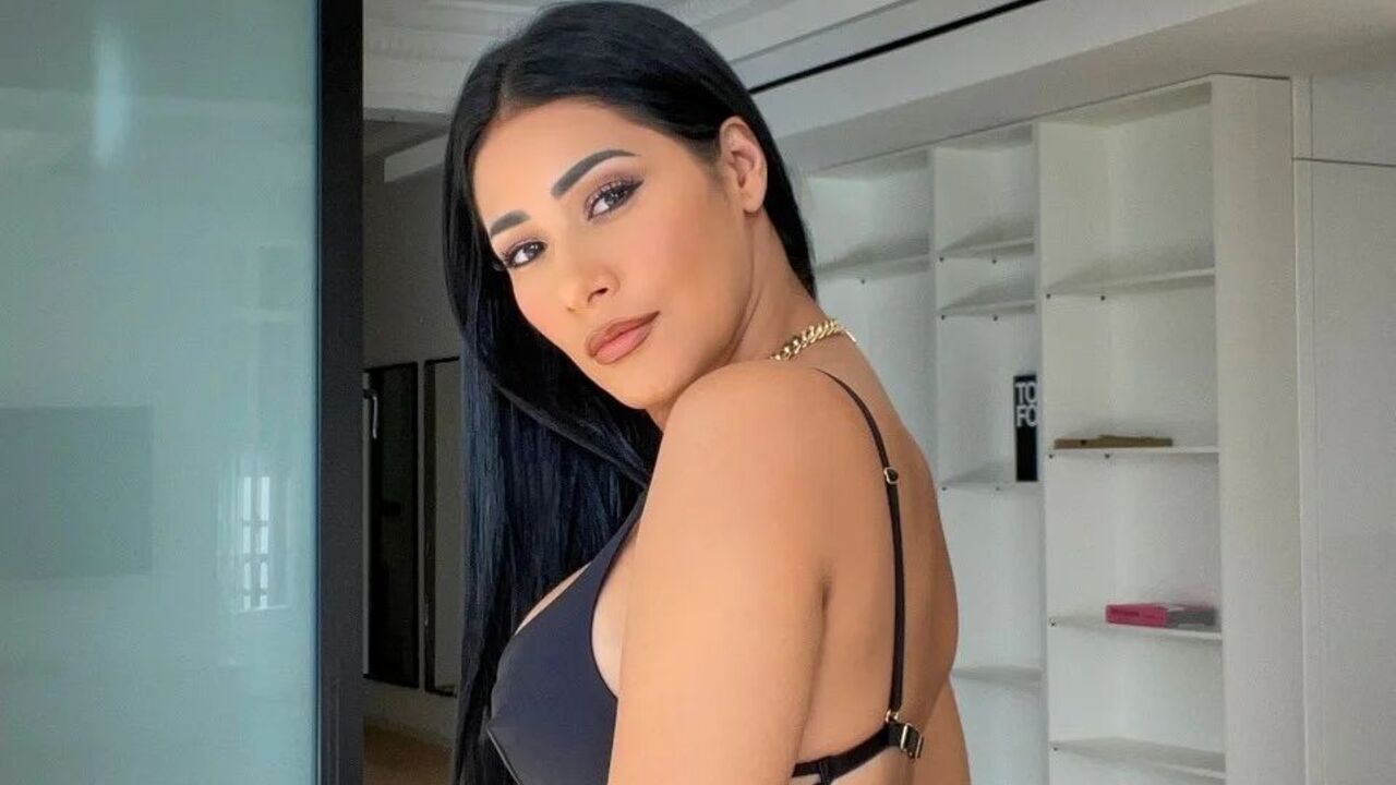 De top e shortinhos colado, Simaria Mendes ostenta corpaço em foto no espelho