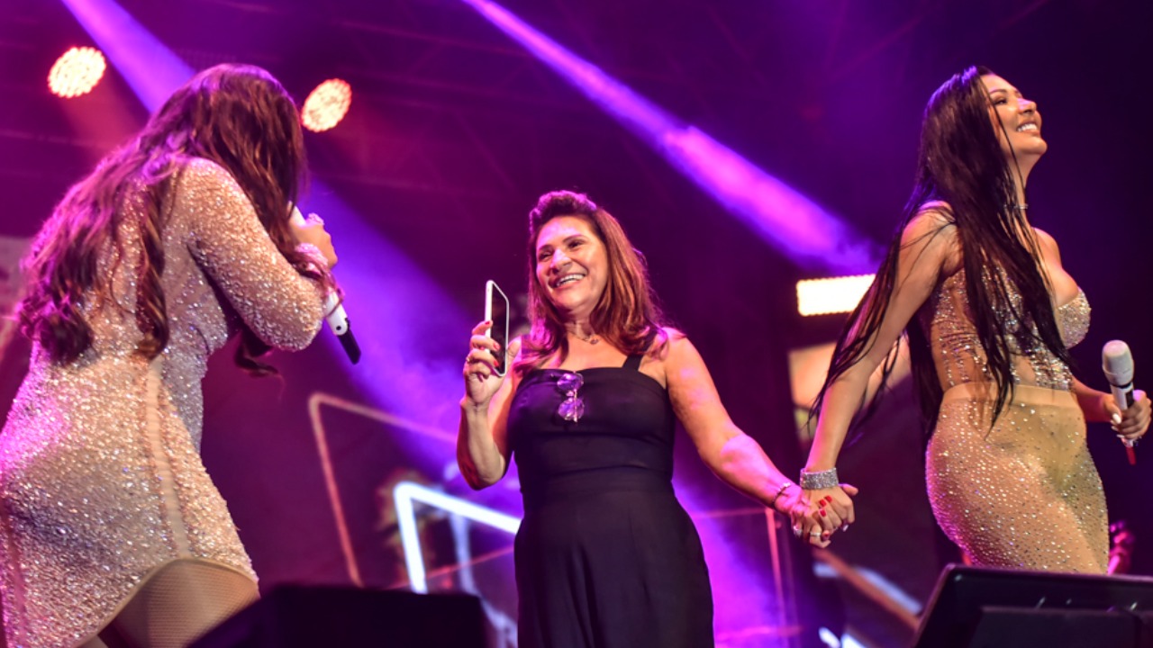 Simone e Simaria cantam com a mãe em palco de show em São Paulo