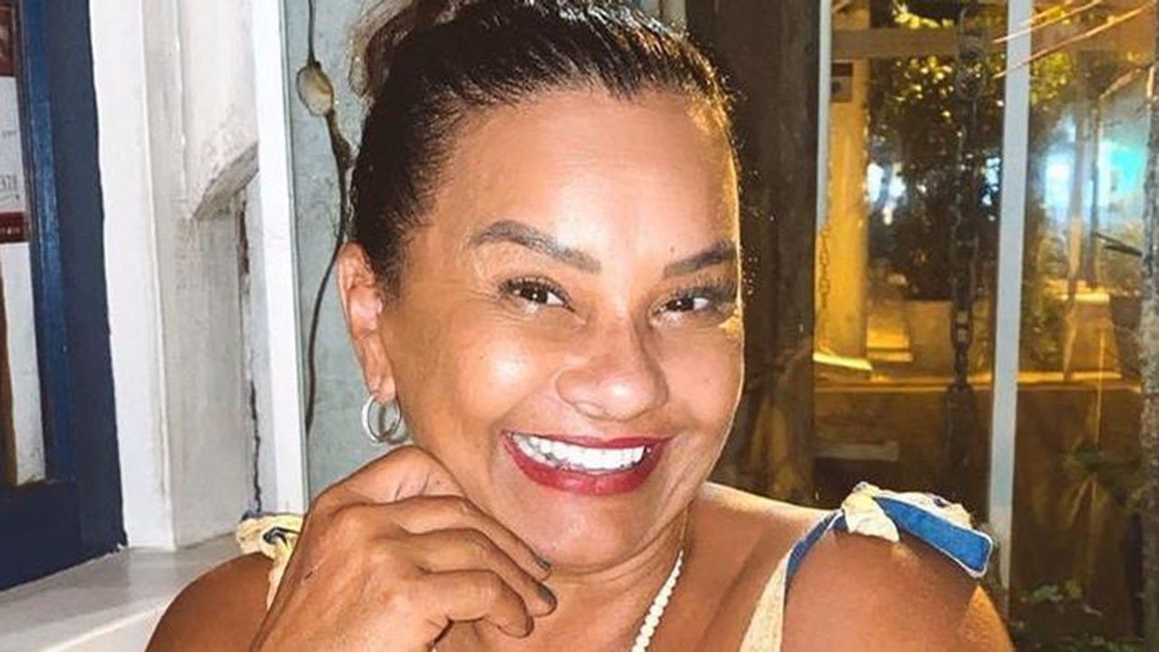 Aos 64 anos, Solange Couto sensualiza na banheira e exibe boa forma