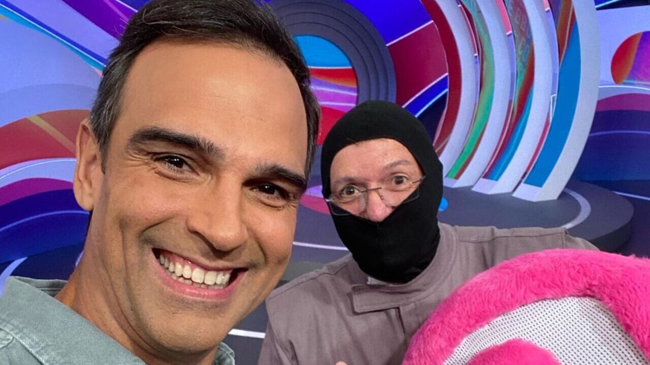 Fantasiado, Boninho invade festa do BBB 22 e agita brothers