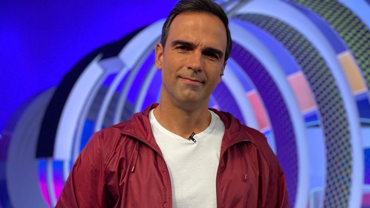 No último dia do BBB 22, Tadeu Schmidt se despede da equipe: ”São mais de 400 pessoas”