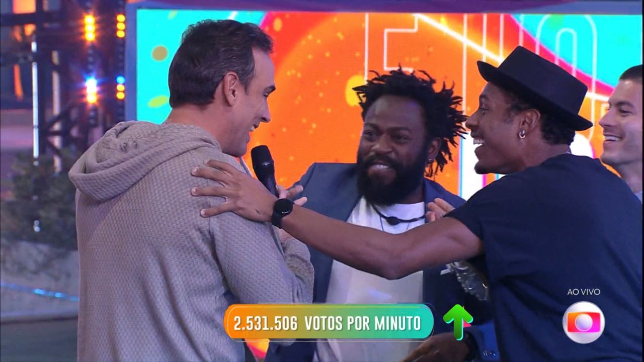 BBB 22: Tadeu Schmidt ignora os protocolos da Covid-19 e abraça os finalistas do reality