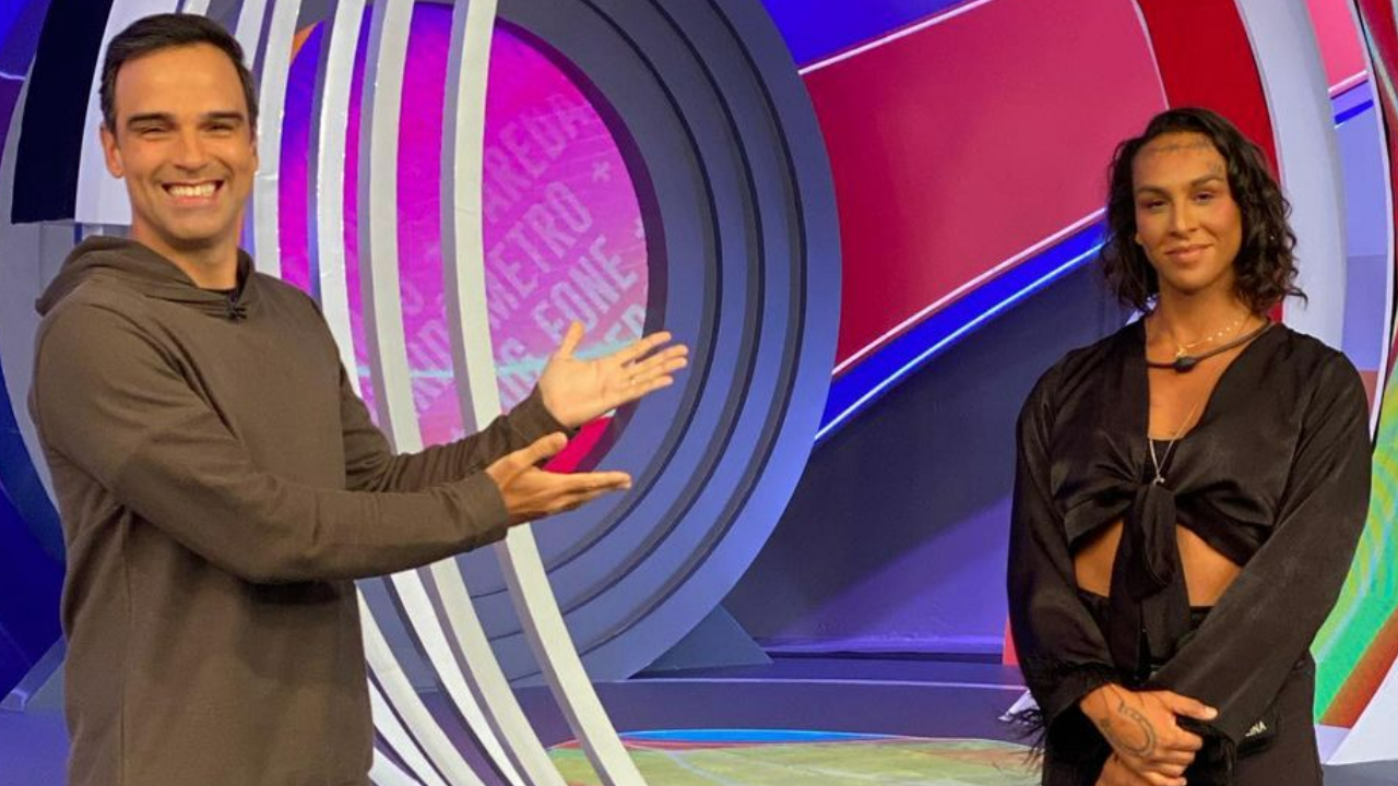 Tadeu Schmidt homenageia Linn da Quebrada após eliminação no BBB 22: ”Só posso dizer que foi histórico!”