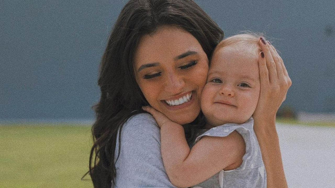 Talita Younan deixa os fãs babando ao publicar cliques fofos da filha, Isabel: ”Coisinha mais linda!”
