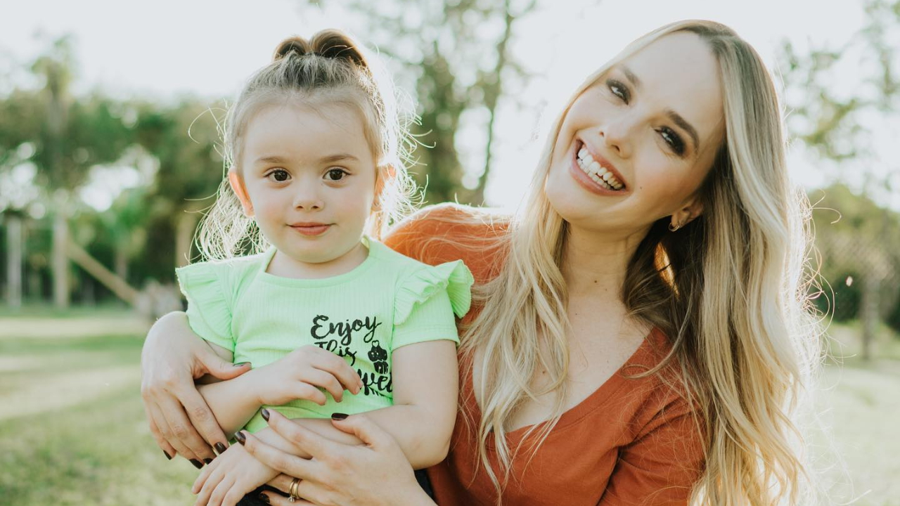 Thaeme mostra a filha de 3 anos na tirolesa e dispara: ”Coração na boca”
