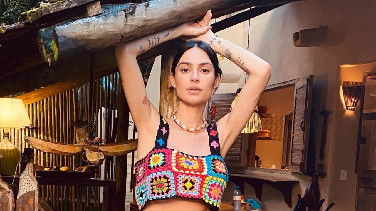 Em viagem para Trancoso, Thaila Ayala surge tomando banho de ducha