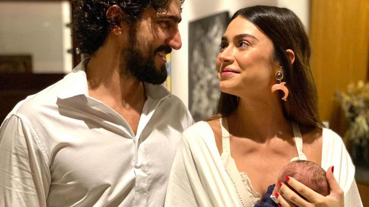 Thaila Ayala, Renato Góes e Francisco surgem juntinhos em foto na piscina