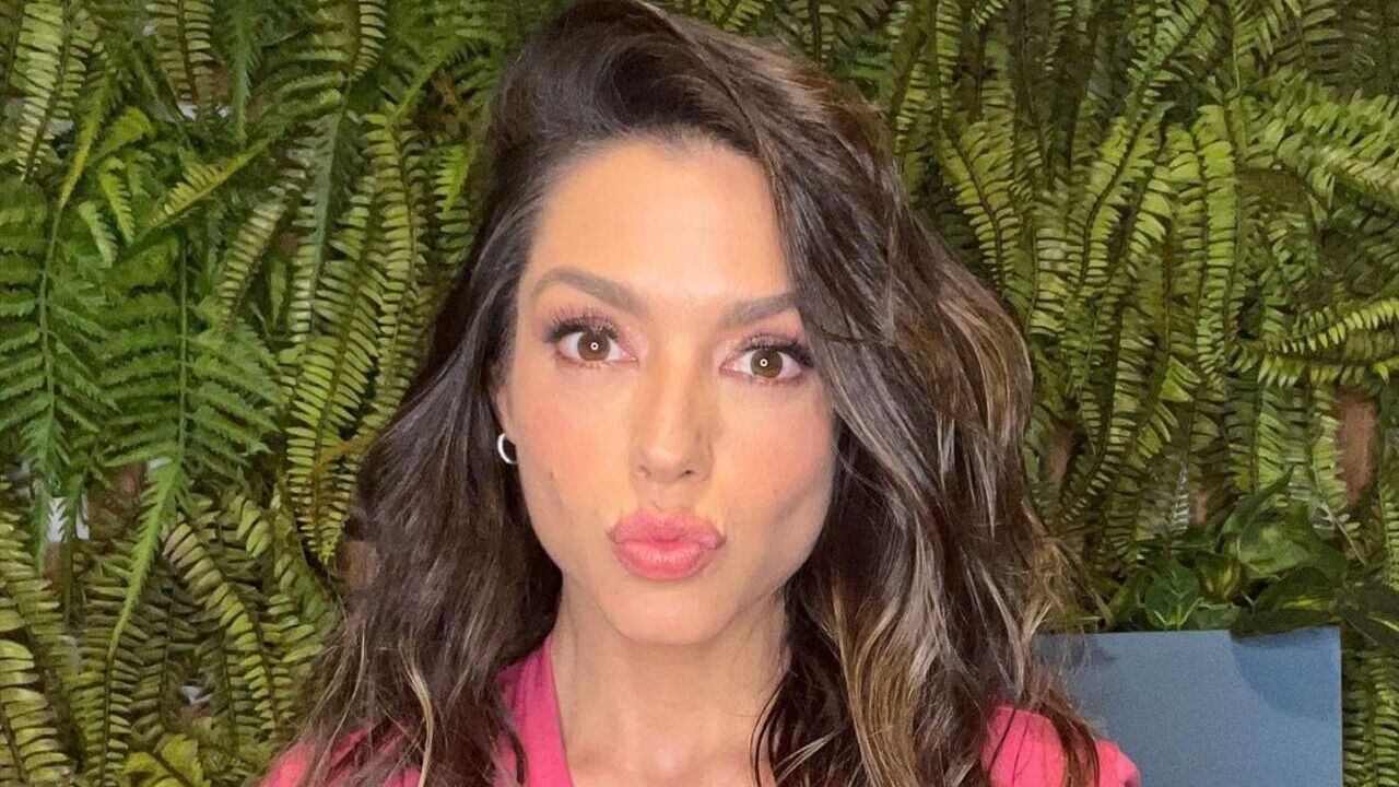 De top e saia, Thais Fersoza exibe corpo sarado após o treino