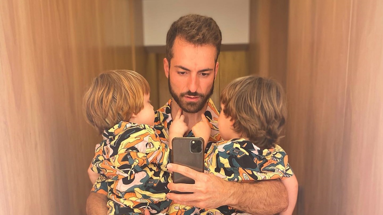 Em Nova York, Thales Bretas posa com os filhos no colo e brinca: ”Minha lombar clama por fisioterapia”