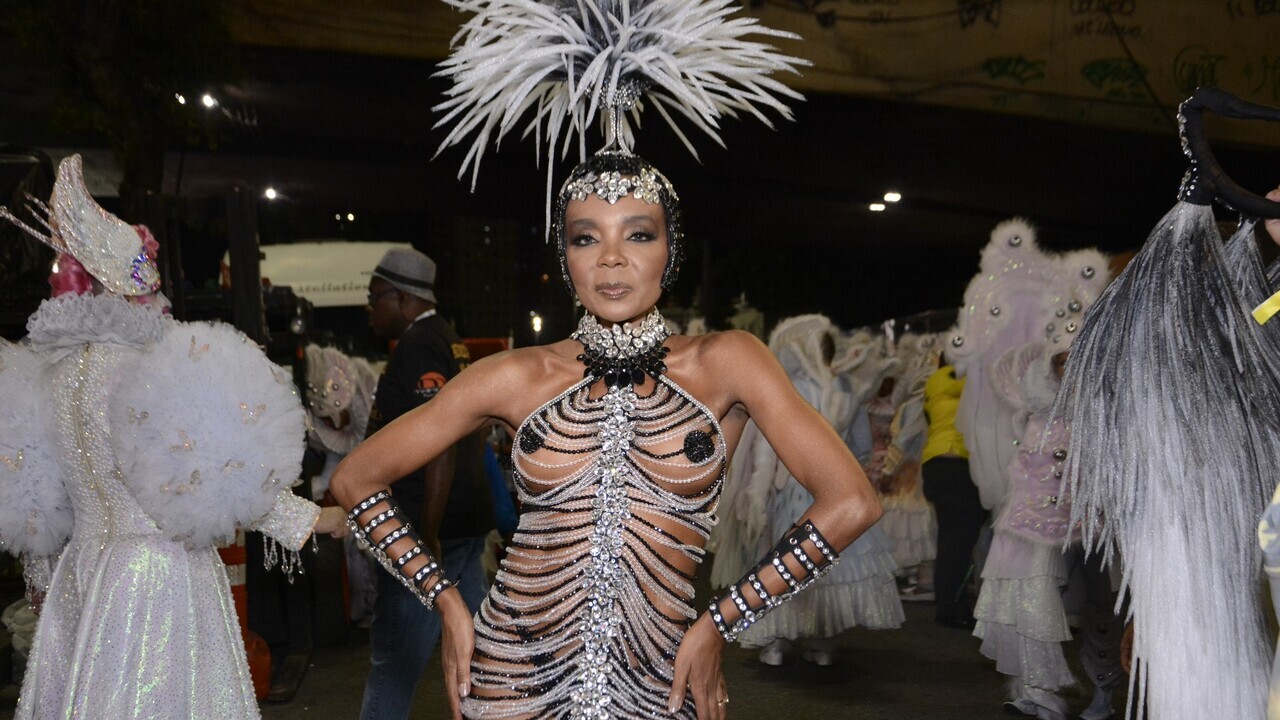 Campeã do BBB 20, Thelma Assis, desfila na Sapucaí pela São Clemente