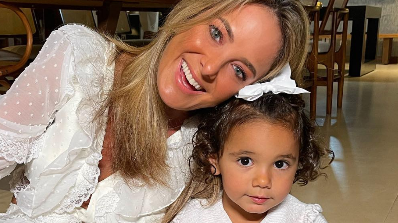 Ticiane Pinheiro e filha caçula usam looks idênticos e conquistam a web
