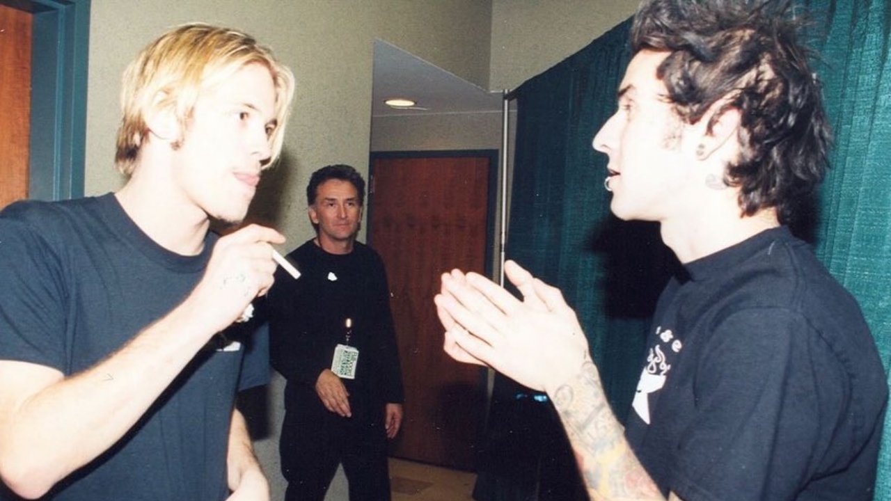 Travis Barker eterniza Taylor Hawkins: ”HAWK para sempre”