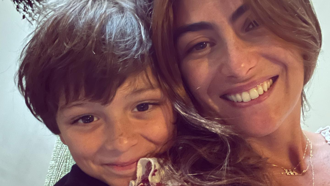 Mariana Uhlmann presta homenagem no aniversário do filho mais velho
