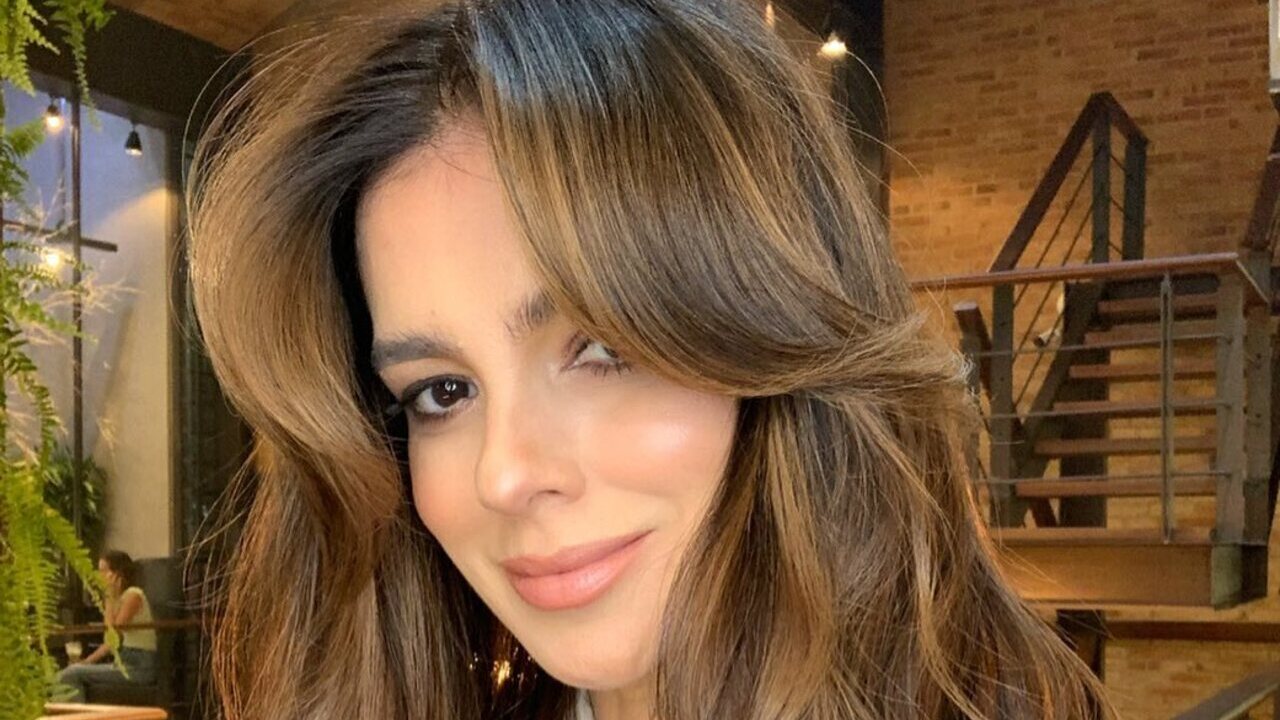 De biquíni sem alça, Vera Viel rouba a cena em local paradisíaco com beleza impressionante
